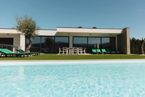 une maison avec une piscine en face de celle-ci dans l'établissement Casa dos Mirtilos Legacy T7, à Castelbuono