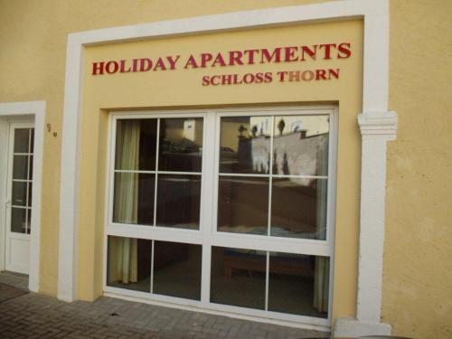 a building with a window with a holly apartmentiatesiatesiatesiatesiatesiates at Schloss Thorn in Palzem