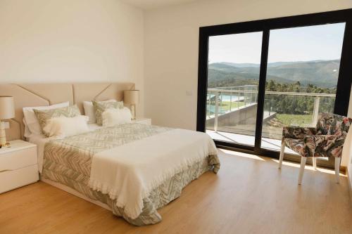 - une chambre avec un lit et une grande fenêtre dans l'établissement Casa dos Mirtilos Legacy T7, à Castelbuono