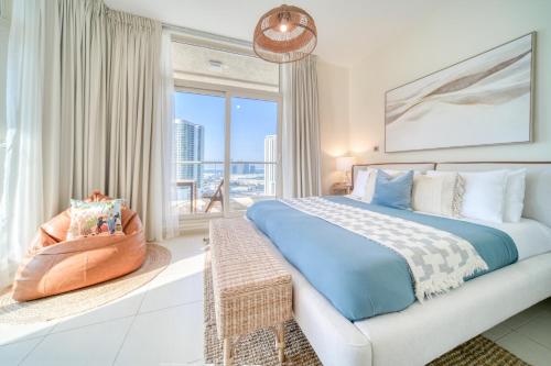 1 dormitorio con cama grande y ventana grande en Mangrove Place, Reem Island, Abu Dhabi - Mint Stay en Abu Dabi