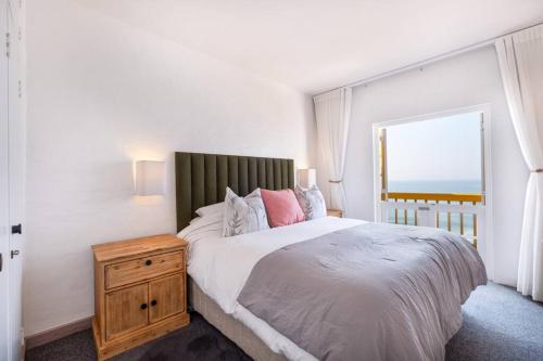 Un dormitorio con una cama grande y una ventana en Santorini Perissa Seaview Apartment en Shakaskraal