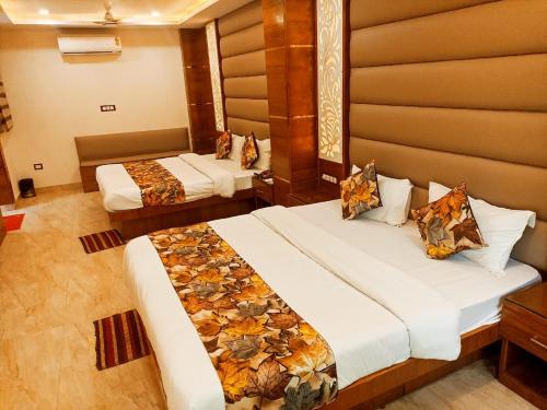 una habitación de hotel con 2 camas en una habitación en The Mohit Guest House - New Delhi Railway Station - Paharganj, en Nueva Delhi