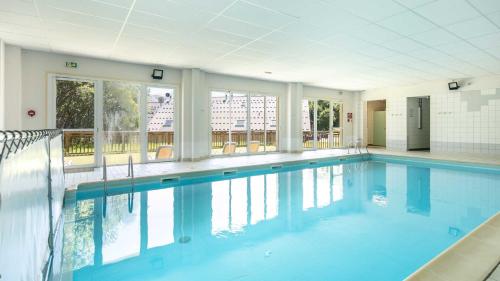聖索林達爾沃的住宿－Les Marmottes - 42 - Appart renove - 6 pers，大楼内一个蓝色的大型游泳池