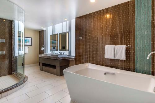 baño grande con bañera y lavamanos en Hilton Vacation Club Oceanaire Virginia Beach en Virginia Beach