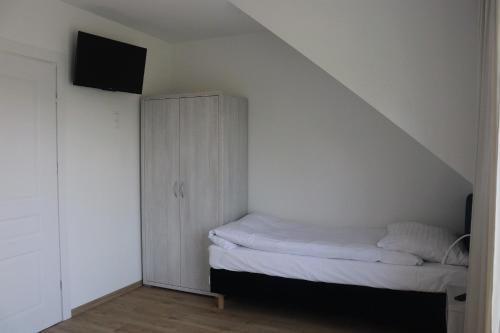 - une petite chambre avec un lit et une armoire dans l'établissement Blu Bay, à Grzybowo