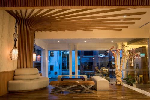 Ruang duduk di Crown Vista Hotel