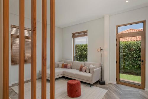 un soggiorno con un divano e una finestra di Casa da Amoreira by An Island Apart a Funchal