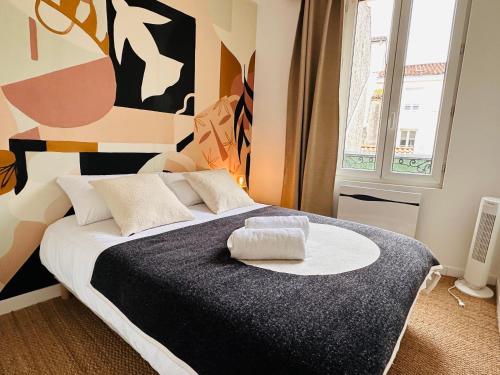 - une chambre avec un grand lit orné d'une peinture murale dans l'établissement Appartement cosy, Duck, Secteur Boinot - wifi, netflix, prime vidéo, à Niort