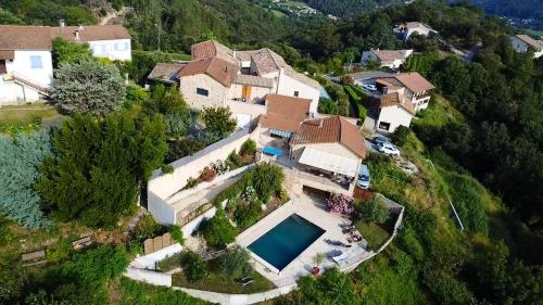 una vista aérea de una casa con piscina en Villa de 4 chambres avec piscine privee jacuzzi et jardin clos a Prades, en Prades