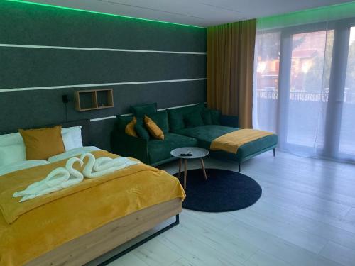 Habitación de hotel con cama y sofá en Just for You, en Nyíregyháza