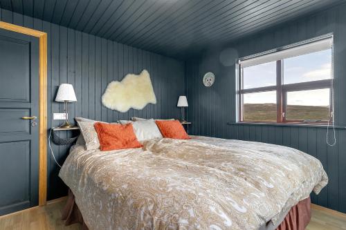 Schlafzimmer mit einem Bett und einem Fenster in der Unterkunft The Angels House in Selfoss