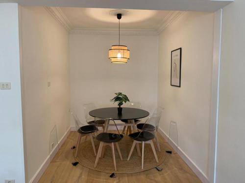 a dining room with a table and chairs at Piso con encanto en pleno recinto amurallado in Lugo