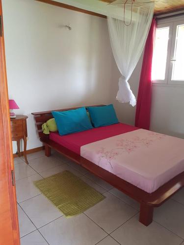 a bed sitting in a room with a window at F1 studio Martinique in Quartier la Fleury Guiné