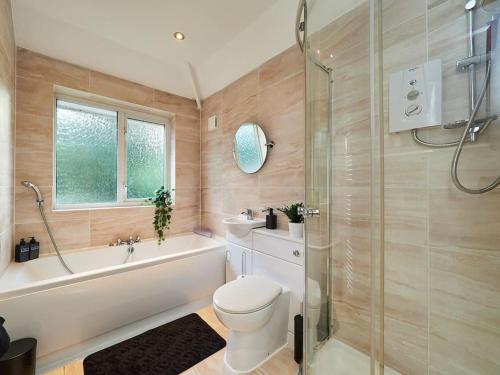 uma casa de banho com um WC, uma banheira e um chuveiro em House In Birmingham - Perfect For Contractors - Working Professionals - Driveway - 14 Mins To NEC - 13 Mins to BHX em Birmingham