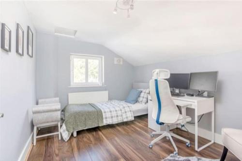 1 dormitorio con cama, escritorio y silla en Spacious 2-bedroom property, minutes from city. en Dublín