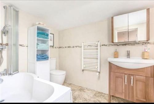 Bathroom sa Spacious 2-bedroom property, minutes from city.