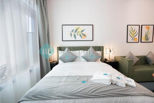 ein Schlafzimmer mit einem Bett mit zwei Handtüchern darauf in der Unterkunft Executive Studio In Oasis in Abu Dhabi