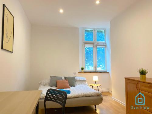 een slaapkamer met een bed met een tafel en een raam bij Twig Room in Gdańsk