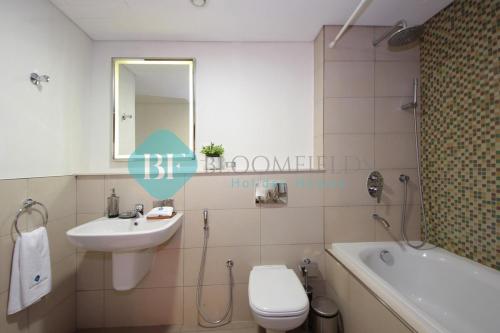 阿布達比的住宿－Bloomfields - Luxury 2br In Al Reem Island，浴室配有盥洗盆、卫生间和浴缸。