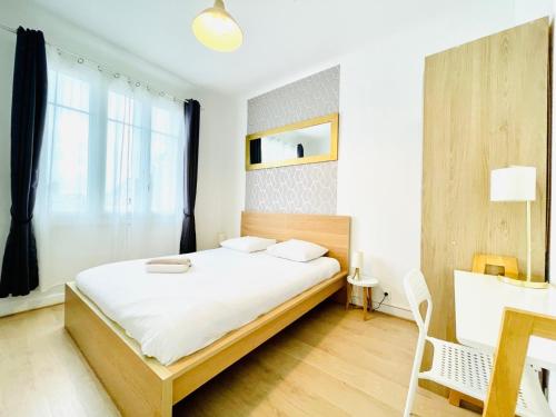 1 dormitorio con cama, escritorio y ventana en F2 Golden Lounge, Hyper Centre, Parking en Nantes