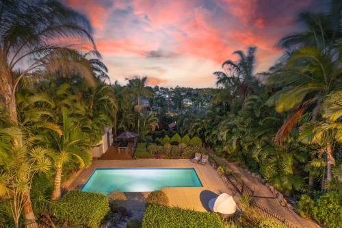 uma pintura de uma piscina num resort com palmeiras em Coco Palms em Hervey Bay