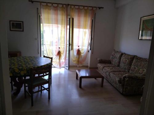 uma sala de estar com um sofá e uma mesa em Casa Maria em Terracina