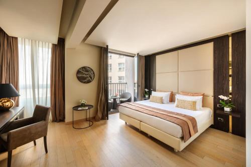 Hotel The Square Milano Duomo - Preferred Hotels & Resorts في ميلانو: غرفة في الفندق مع سرير ومكتب
