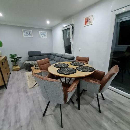 a living room with a table and chairs at Klein und ruhig! Apartment zum entspannen in Pfungstadt