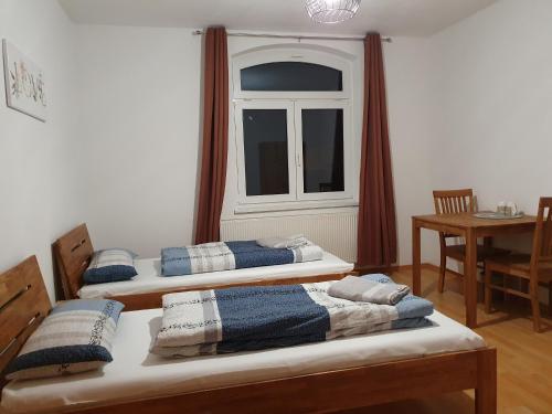Duas camas num quarto com uma janela em Ferienwohnung "kontaktloser Check-in" em Eisenach