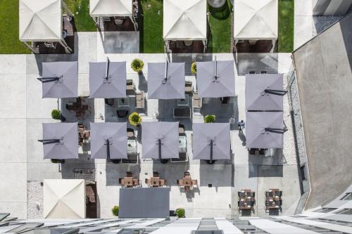 una vista aérea de un edificio con sombrillas blancas en Falkensteiner Hotel Belgrade, en Belgrado