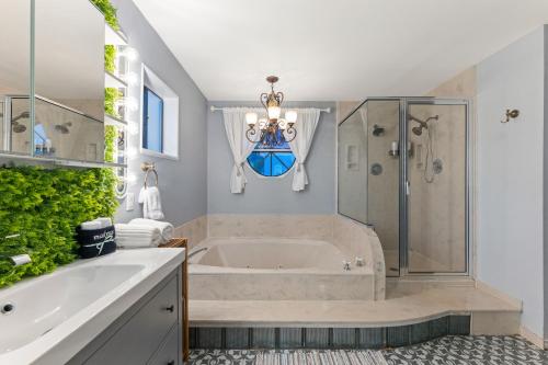 een badkamer met een groot bad en een douche bij The Self-Sustainable Beach House in South Padre Island