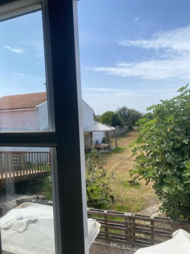 uma janela com vista para um pátio em Garden Hostel em Aradas