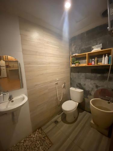 La salle de bains est pourvue de toilettes et d'un lavabo. dans l'établissement WIDIA GUEST HOUSE, à Muncar