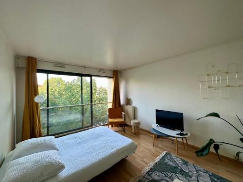 une chambre avec un lit et un bureau avec un ordinateur dans l'établissement Reims Place d'Erlon Hyper centre, à Reims