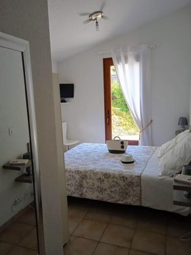 une chambre avec un lit et une fenêtre dans l'établissement Ô fil du THYM, à Sillans-la-Cascade