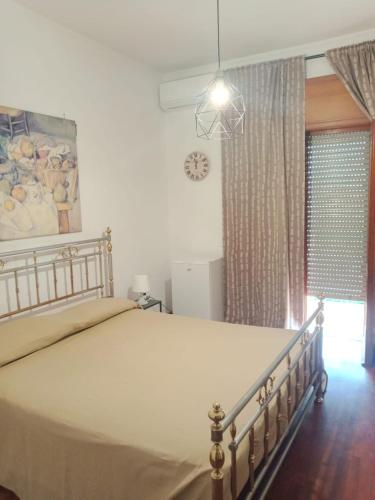 - une chambre avec un grand lit et une fenêtre dans l'établissement I Rifugi di Noah 1 Santa Maria a Vico-, à Santa Maria a Vico