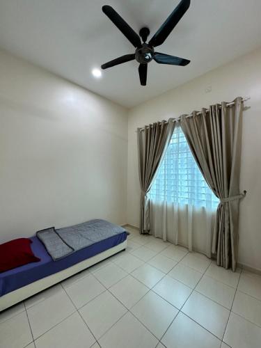 a bedroom with a ceiling fan and a window at RumahKu Homestay, Taman Jasin Perdana in Jasin