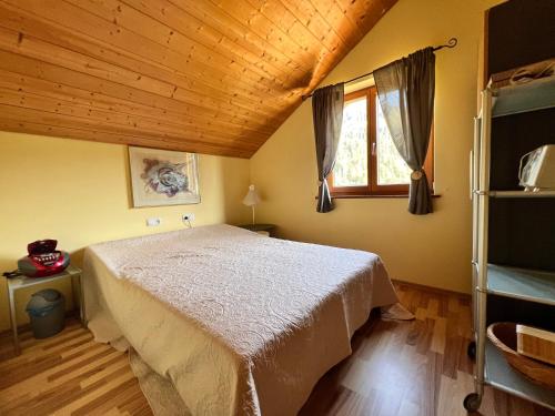 ドルンビルンにあるHaus Susiの木製の天井が特徴のベッドルーム1室(ベッド1台付)