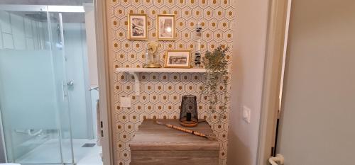 a hallway with a wall with a guitar on it at T2 55m² tout confort avec jardin. Cuisine et équipements neufs. Wifi TV parking in Balma