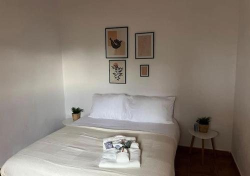 ein weißes Bett mit Handtüchern auf dem Zimmer in der Unterkunft Unique Stay - Tiny Eco Country Cottage in Cabanes