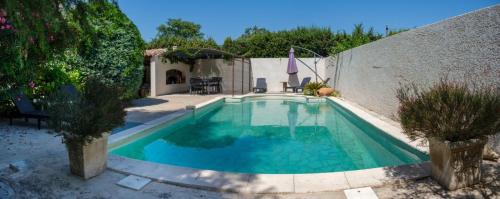 une piscine dans l'arrière-cour d'une maison dans l'établissement Maison provençale, à Pernes-les-Fontaines