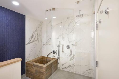 La salle de bains est pourvue d'une douche avec une porte en verre. dans l'établissement Fairfield Inn & Suites Silao Guanajuato Airport, à Silao