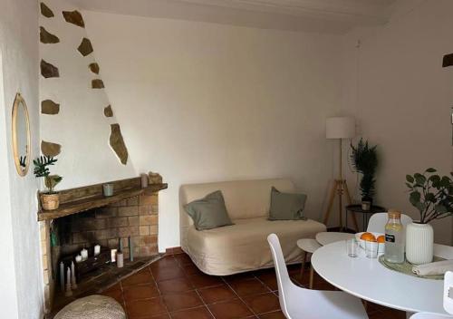 sala de estar con sofá y chimenea en Unique Stay - Tiny Eco Country Cottage en Cabanes