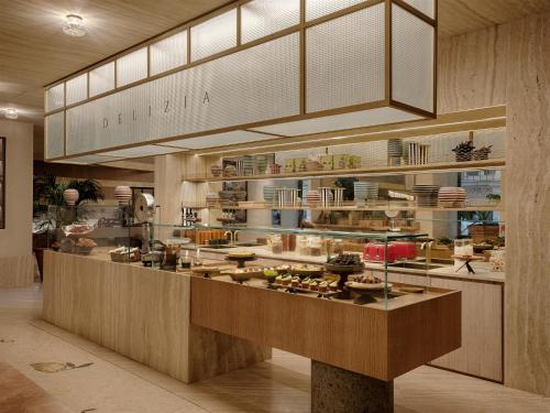 un restaurante con una barra con comida a la vista en Six Senses Rome, en Roma