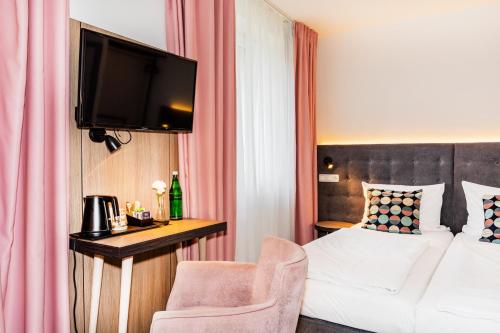 Кровать или кровати в номере Home Hotel