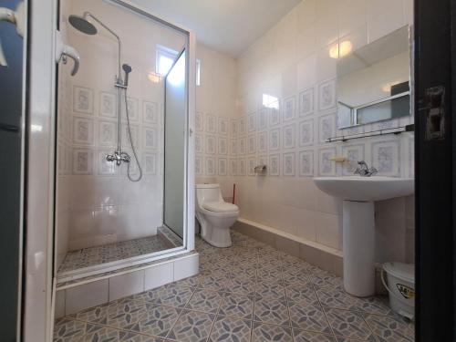 Bilik mandi di Spacious Three Bedroom Apartment