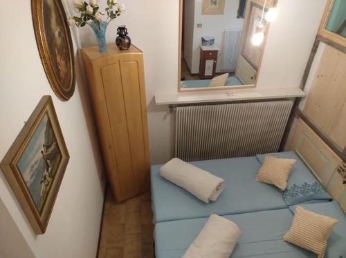 um quarto com dois assentos azuis e um espelho em Ladinische Jagerhof - Solaria CIPAT: 022113-AT-013003 em Campestrin