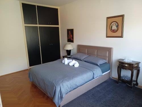 een slaapkamer met een bed met twee knuffels erop bij Mali Plac Apartment in Zagreb