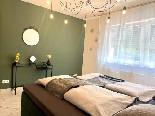 duże łóżko w sypialni z oknem w obiekcie Fewo Lago di Costanza 2 w mieście Friedrichshafen