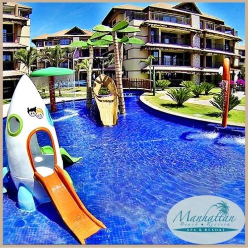 a water slide in the middle of a swimming pool at Apartamento Manhattan Beach Riviera in Aquiraz